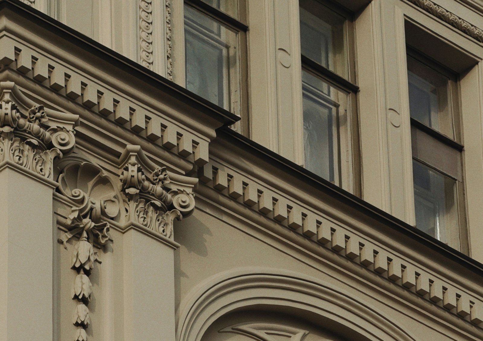 Fassadendetail mit historischer Stuckornamentik
